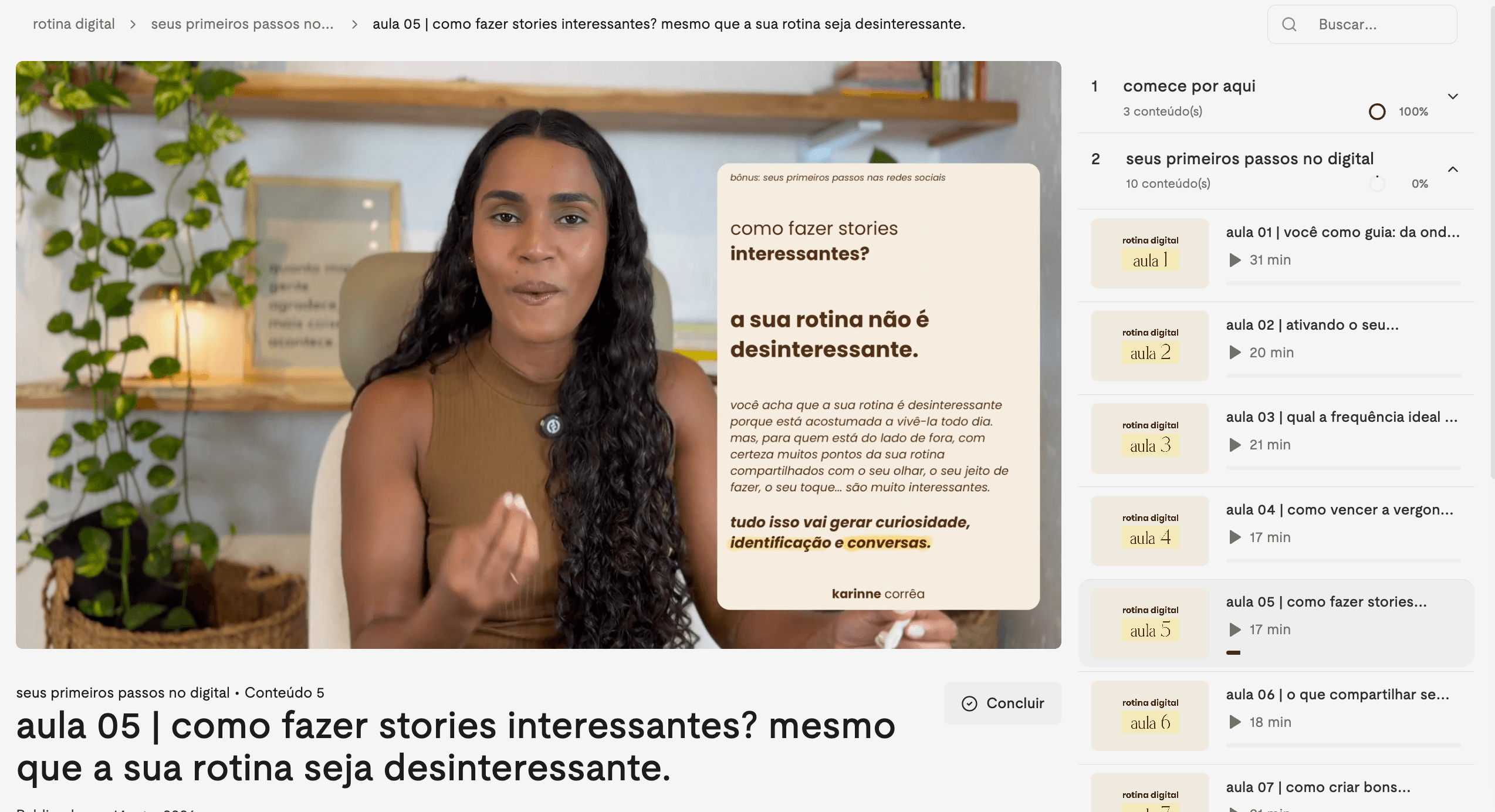 player da aula: karinne corrêa na câmera, o card da aula e a lista de aulas ao lado